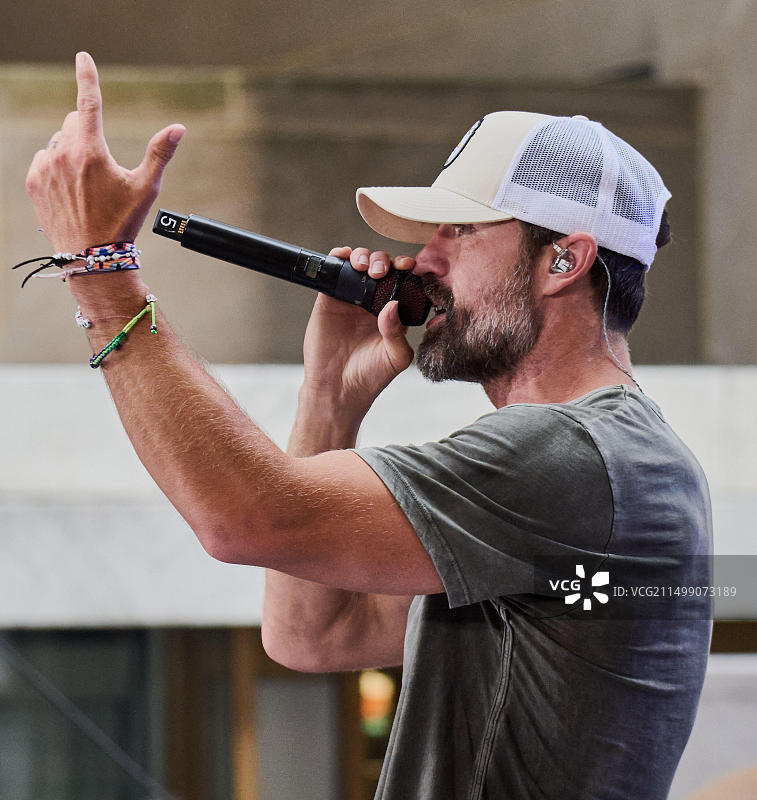 2022年8月5日，美国纽约洛克菲勒广场：Walker Hayes在NBC《今日秀》演唱会上表演。图片素材