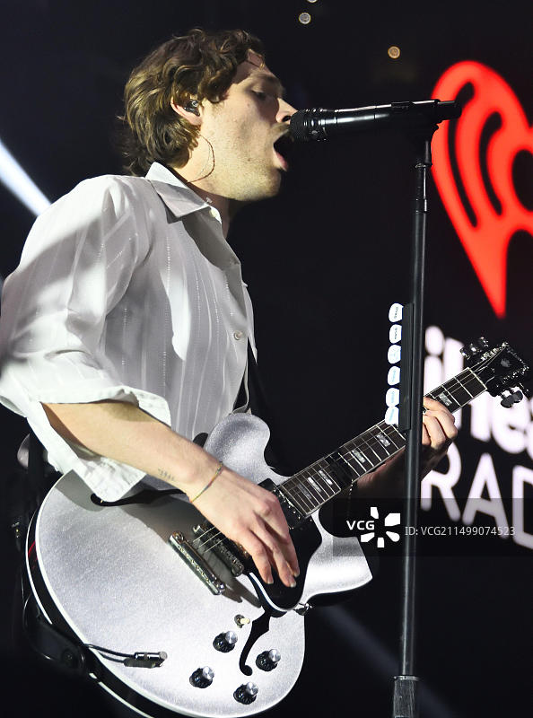 美国宾夕法尼亚州费城：在富国银行中心举行的Q102 iHeartRadio Jingle Ball上的5 Seconds of Summer乐队图片素材