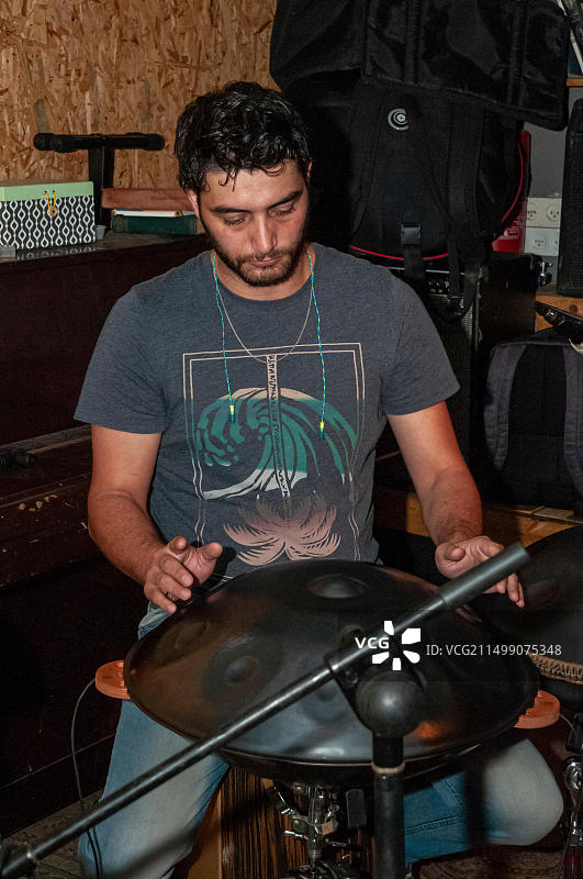 演奏手碟的年轻男人图片素材