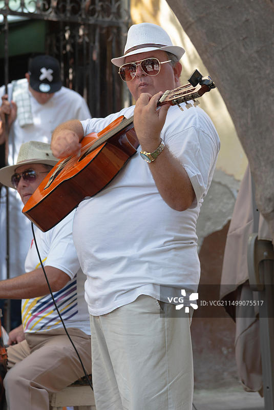 在古巴哈瓦那老城街头演奏的乐队吉他手图片素材