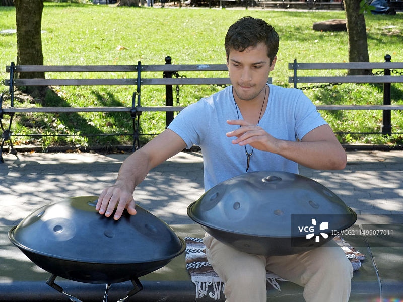 黎巴嫩音乐家亚当·马卢夫在纽约华盛顿广场公园演奏图片素材