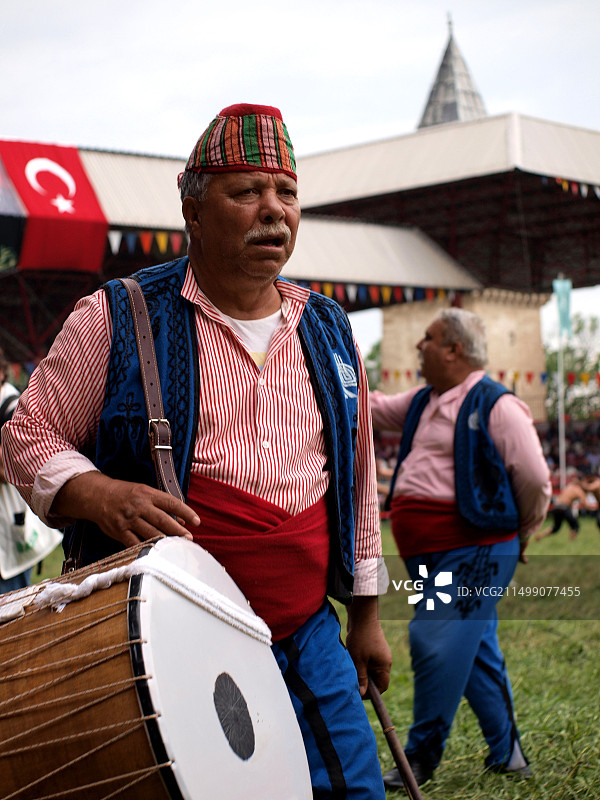土耳其埃迪尔内，柯克皮纳尔摔跤节上的传统音乐家图片素材