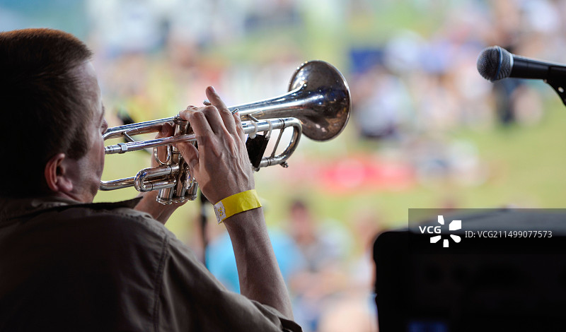 小号手舞台演奏图片素材