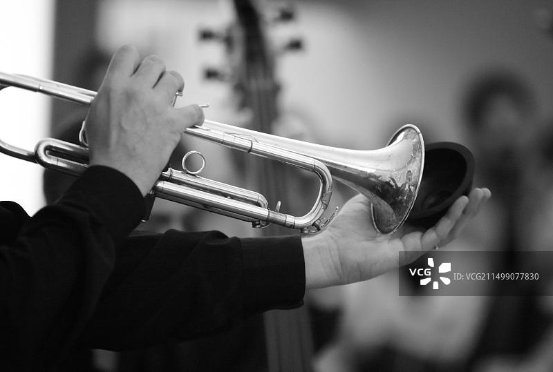 演奏小号的音乐家黑白手部特写图片素材