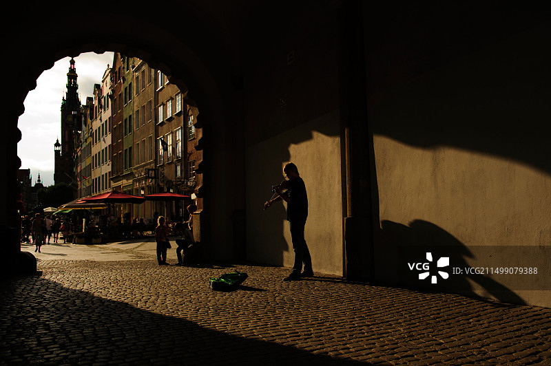 波兰格但斯克绿色之门下的街头小提琴艺人图片素材