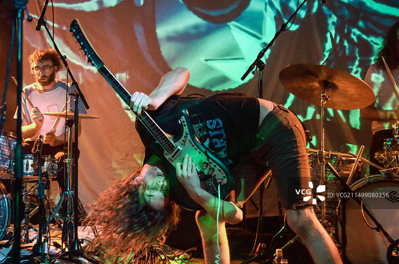 King Gizzard and The Lizard Wizard乐队的安布罗斯·肯尼·史密斯在伦敦Scala现场演出图片素材