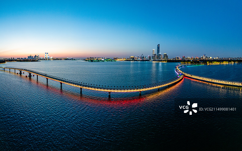 苏州金鸡湖，金水湾栈桥夜景航拍图片素材