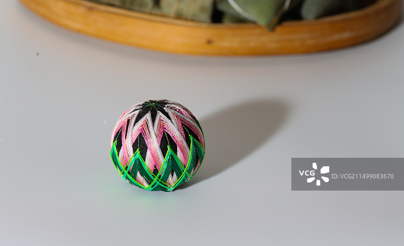 传统手工艺夏天荷花图案手鞠球和端午粽子图片素材