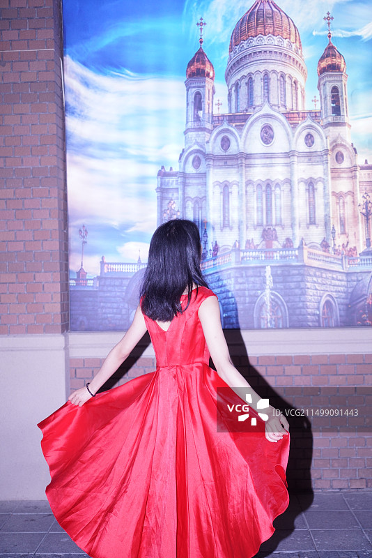 红裙女孩再看哈尔滨索菲亚教堂的油画图片素材