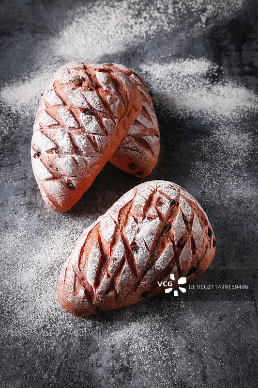 桌上面包的高角度视图图片素材