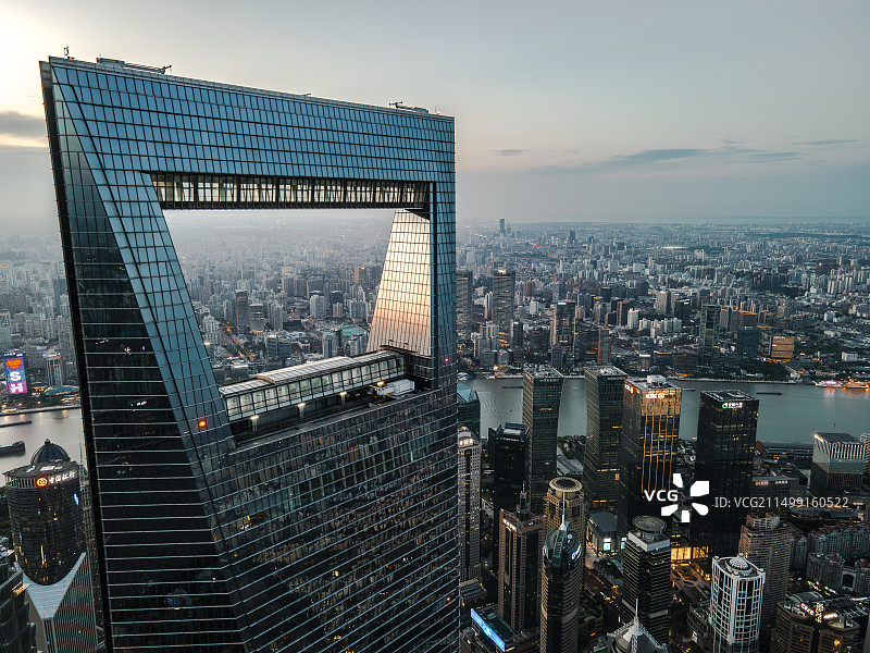 黄昏下的环球金融中心航拍图片素材