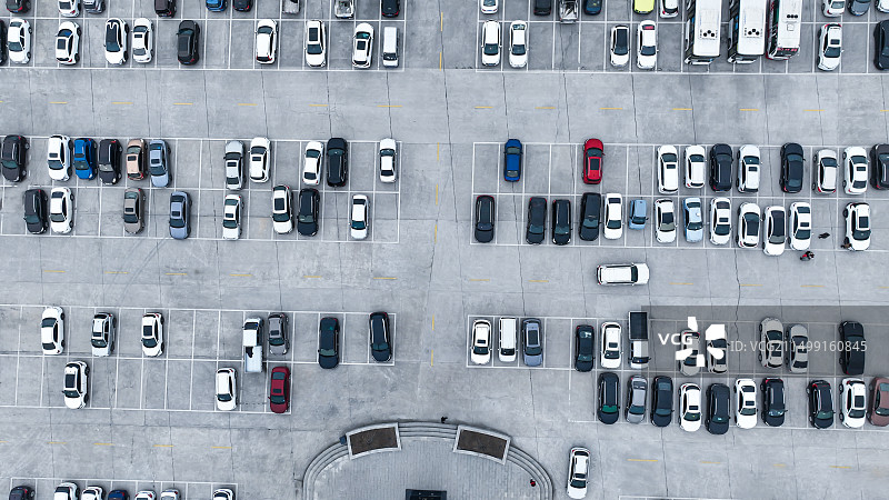 垂直视角航拍停车场的车图片素材