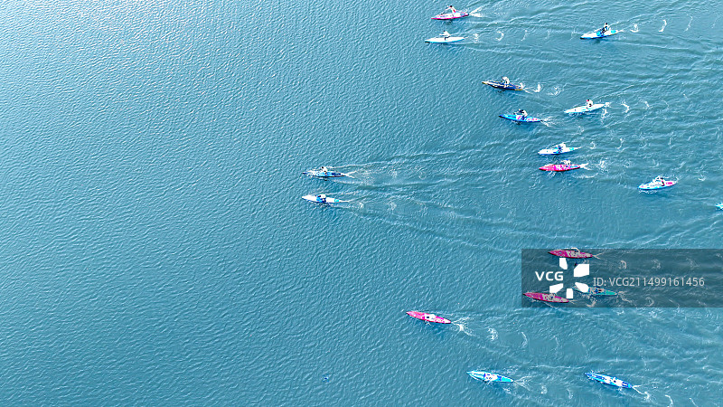 水面上的桨板比赛图片素材