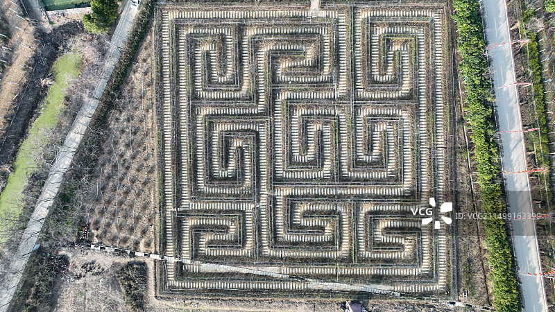 地面上的迷宫图案图片素材