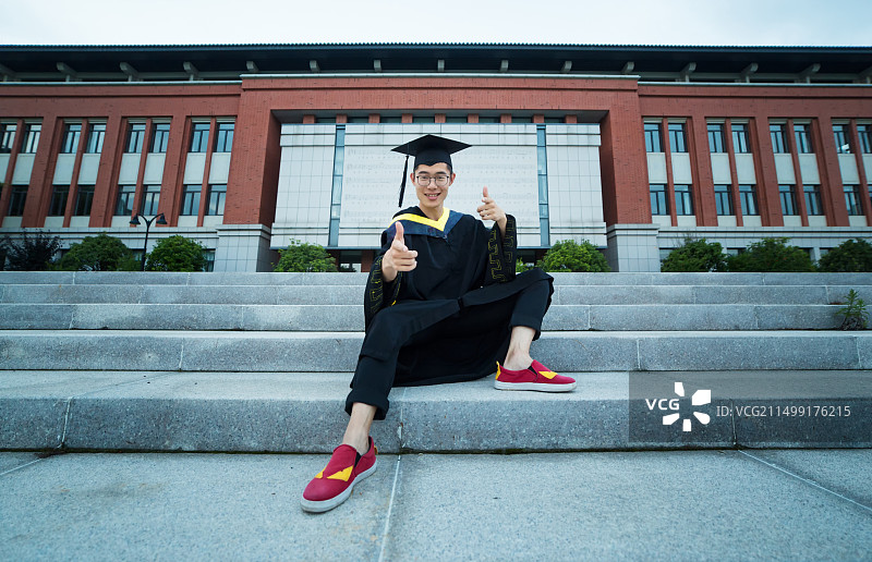 一个身穿学士服的青年大学生图片素材