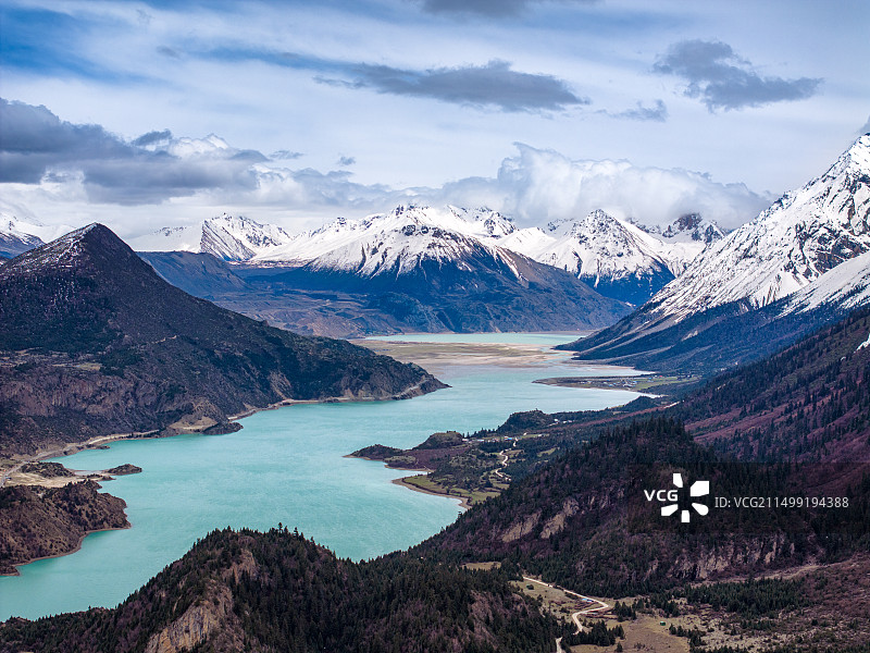 中国西藏昌都市然乌湖航拍高原雪山湖泊图片素材