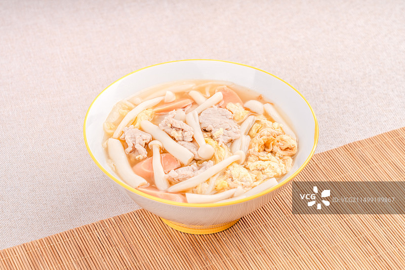 海鲜菇肉片三鲜汤图片素材