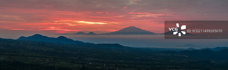 印尼日惹默拉皮火山远眺图片素材