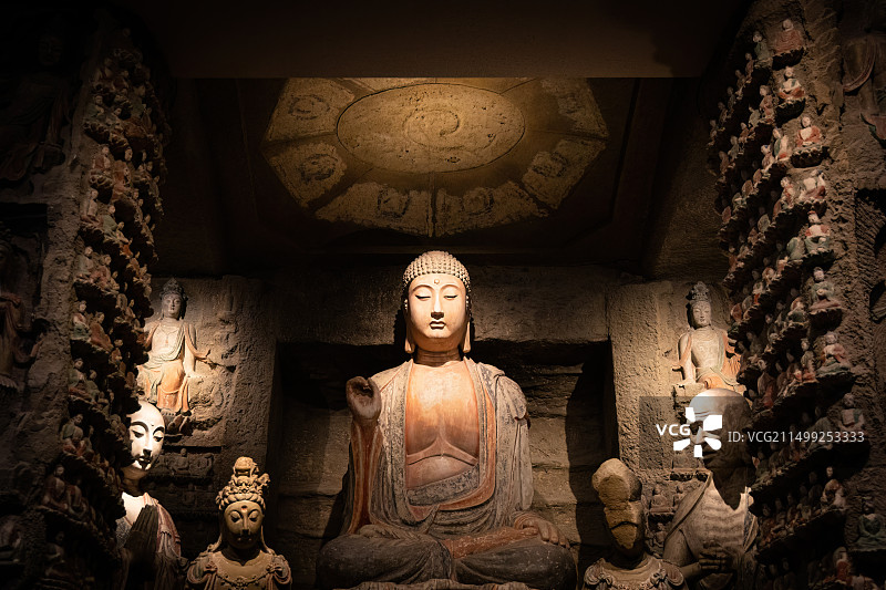西安陕西省历史博物馆展出的子长县钟山石窟佛祖和菩萨造像图片素材