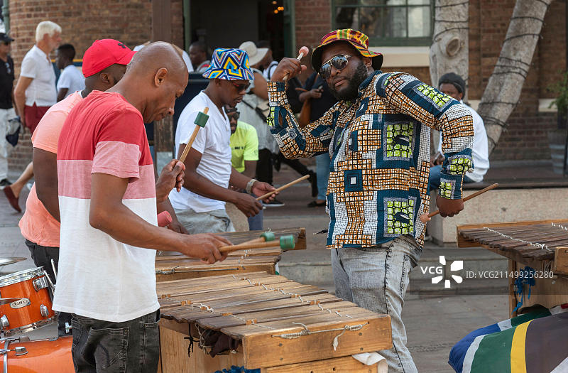 南非开普敦街头音乐家演奏木琴图片素材