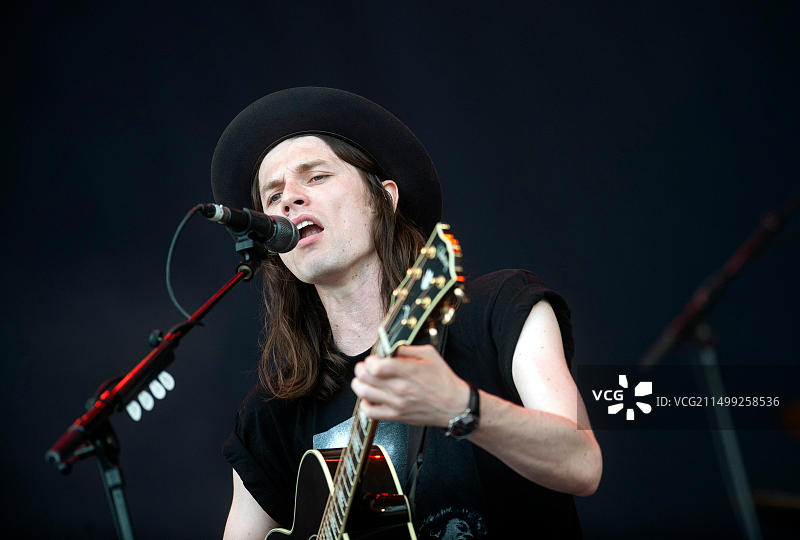 詹姆斯·贝在斯特拉思艾伦城堡公园音乐节主舞台上表演图片素材