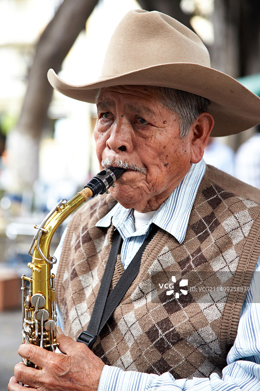 在墨西哥瓦哈卡市演奏萨克斯的墨西哥男人图片素材