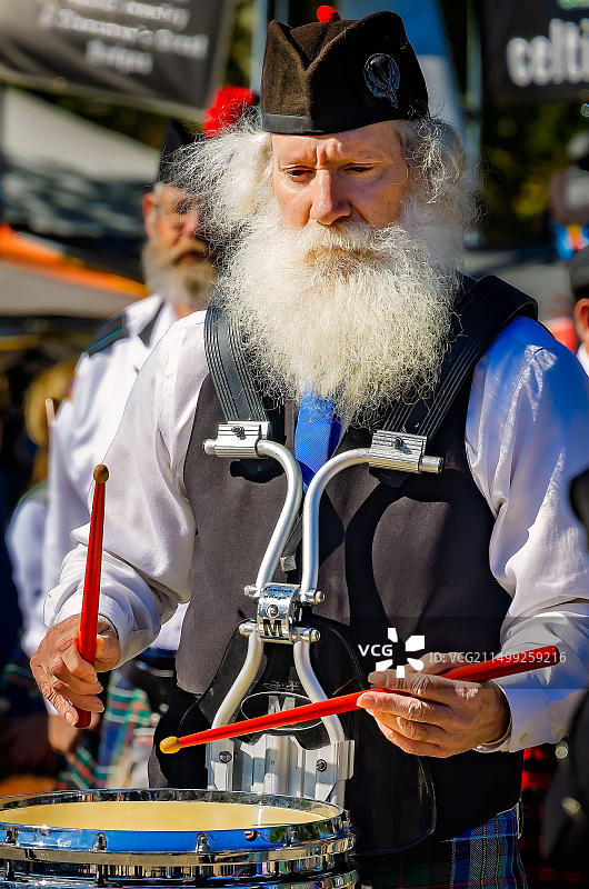 一名鼓手在密西西比州海湾港举行的凯尔特音乐节和苏格兰高地运动会上表演图片素材