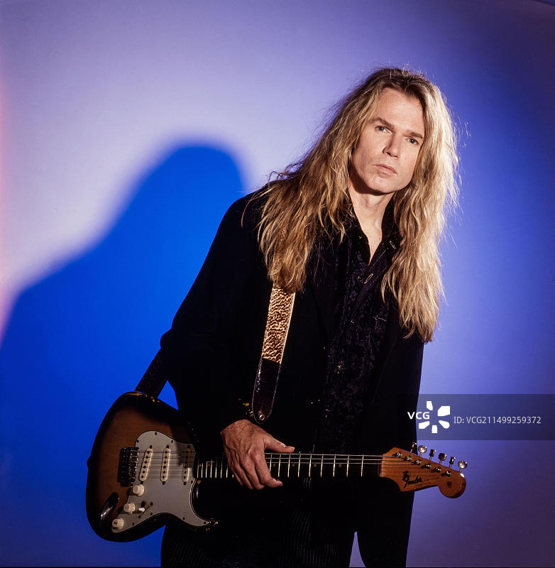 荷兰恩斯赫德:吉他手兼作曲家Adrian Vandenberg曾在1987年至1999年间担任 Whitesnake乐队成员。图片素材
