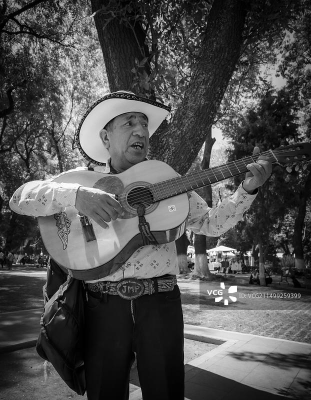 墨西哥乔卢拉的街头表演者图片素材
