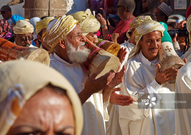 在摩洛哥索维拉年度音乐节开幕游行中的格纳瓦音乐家图片素材