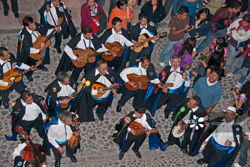 圣米格尔德阿连德在阿连德摇篮街上庆祝的人群图片素材