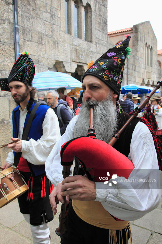 西班牙加利西亚圣地亚哥-德孔波斯特拉的传统音乐家图片素材