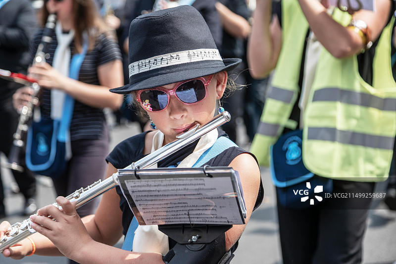 杜埃巨人节游行，庆祝巨人象征的年度节日图片素材