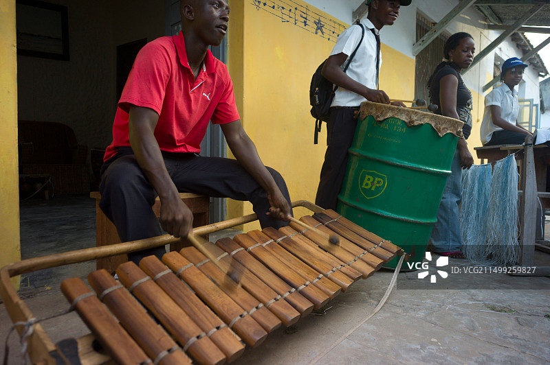 在莫桑比克伊尼扬巴内排练的非洲传统木琴演奏者图片素材