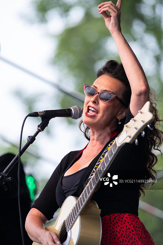 罗西和铆钉乐队在杰斐逊公园哥白尼中心波兰美食节上演出图片素材