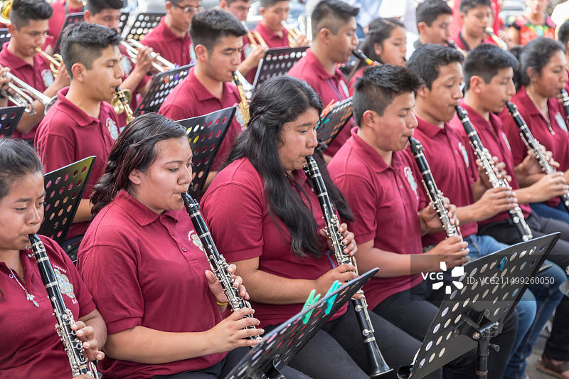 墨西哥瓦哈卡：青年乐队在国际日庆祝活动中演奏图片素材