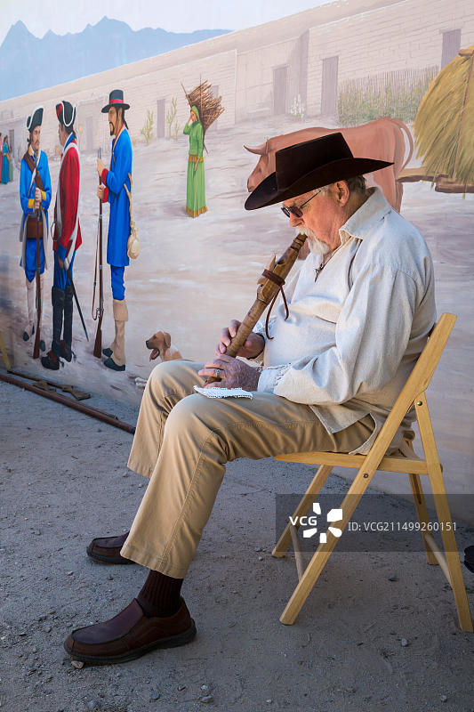 亚利桑那州图森市：在图森要塞生活历史日，一名男子正在吹奏长笛图片素材