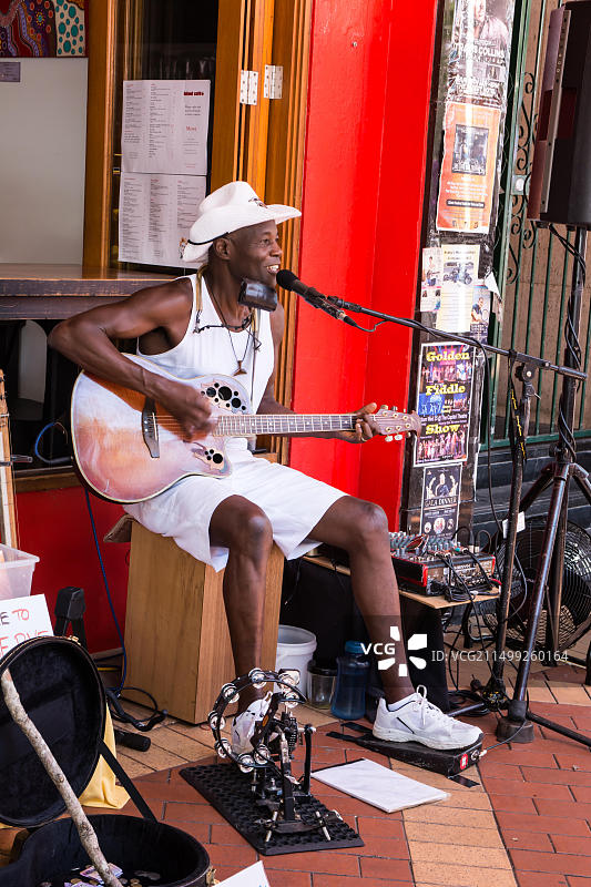 在坦沃思乡村音乐节表演的黑人歌手和吉他手图片素材