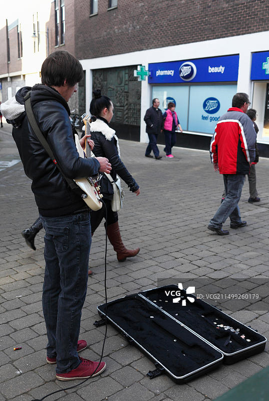 在英国诺福克金斯林街头表演的吉他手图片素材