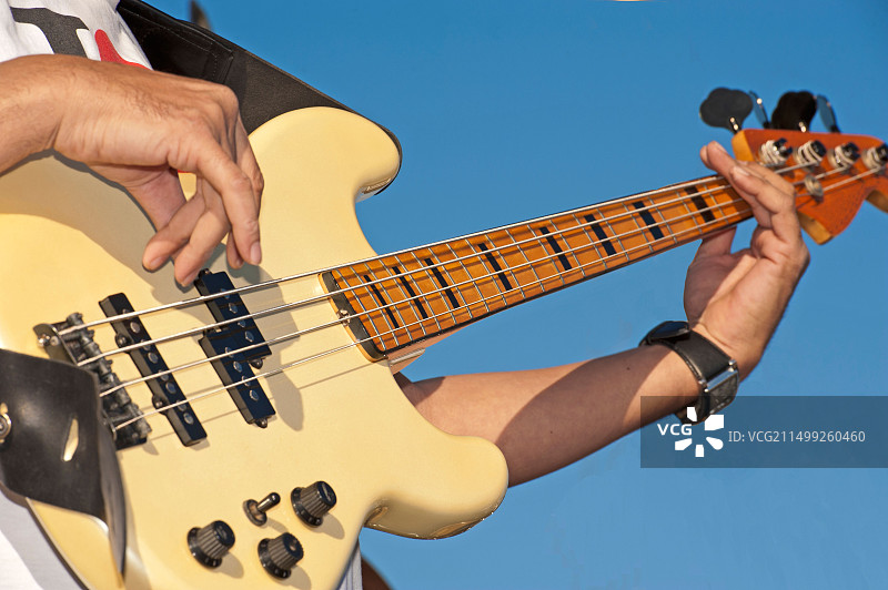 乐队中的低音吉他手现场演奏图片素材