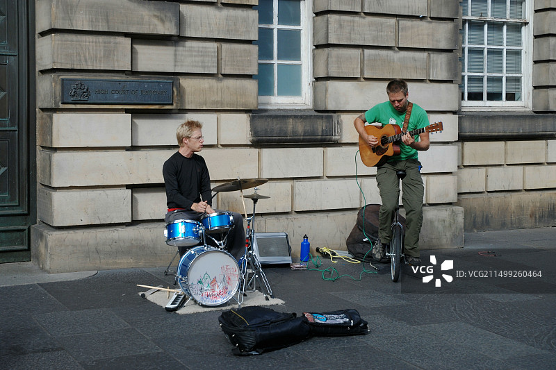 爱丁堡High Street上的街头艺人表演，一人骑着独轮车图片素材
