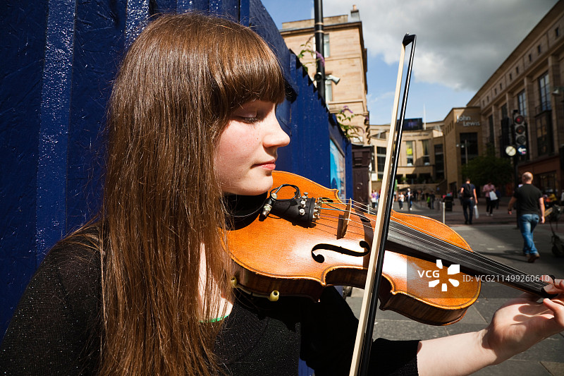 在英国苏格兰格拉斯哥布坎南街卖艺的女学生图片素材
