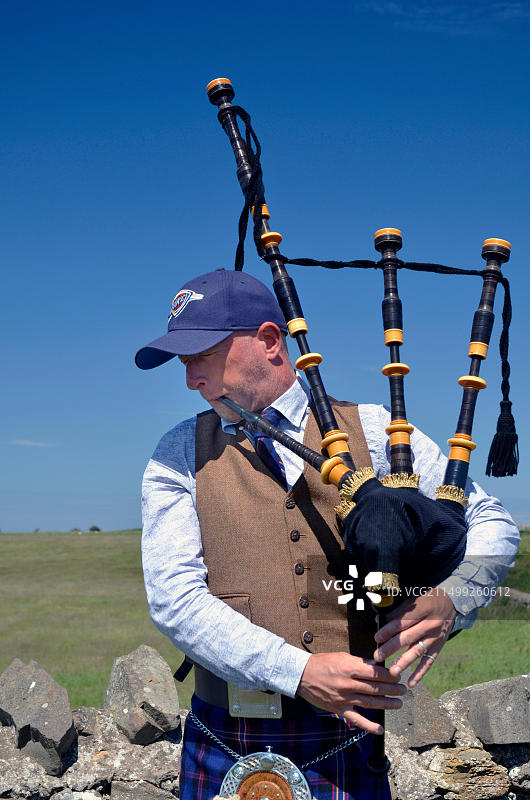 男人演奏风笛图片素材