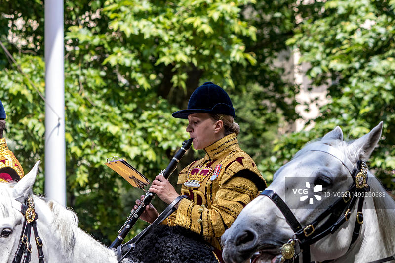 在英国伦敦皇家大道举行的皇家军队阅兵仪式上，一位骑在马上的女单簧管演奏者图片素材