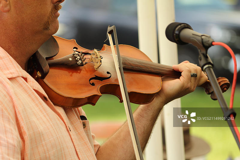 蓝草音乐提琴手演奏特写图片素材