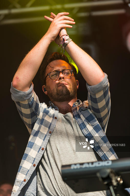 2014年7月25日，英国苏格兰邓德伦南：格拉斯哥合成器流行乐队Prides的斯图尔特·布罗克在第13届威克曼音乐节上表演图片素材