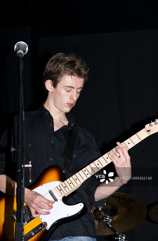 青少年弹吉他图片素材