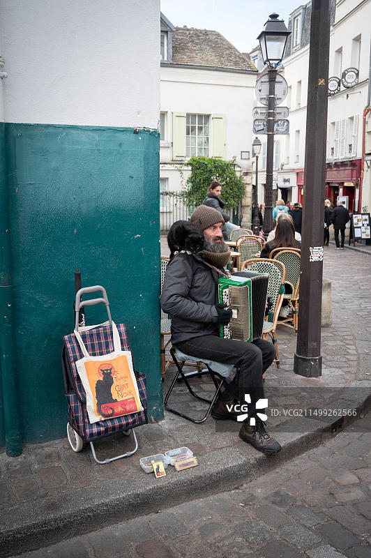 巴黎蒙马特广场的街头艺人图片素材