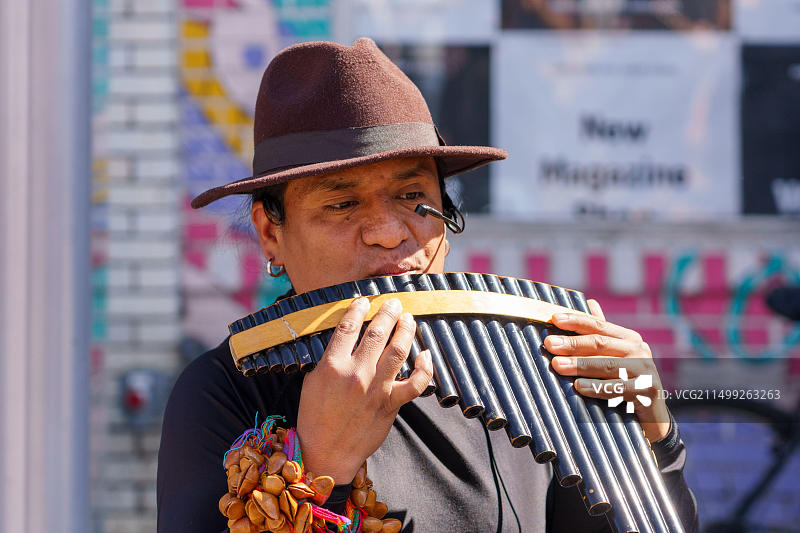 一位拉丁美洲男子在音乐节上演奏安第斯传统乐器图片素材