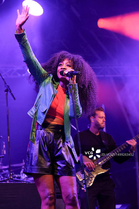 贝弗利·奈特在2021年剑桥俱乐部音乐节上的表演，2021年9月10日，英国剑桥图片素材